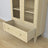 Vitrína 1S borovice, bezbarvá borovice - otevřená dvířka, police a zásuvka uvnitř